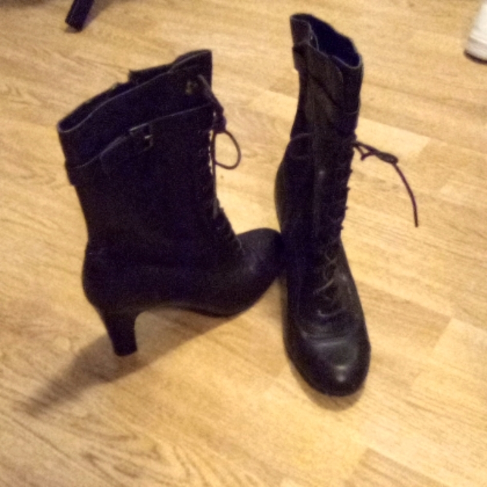 Aerosols, pretty up, brown leather heel past ankle boots, zipper side, 9